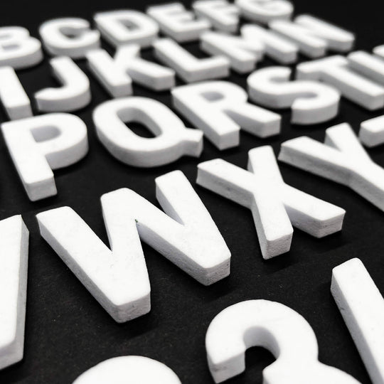 Moderne Magnetbuchstaben